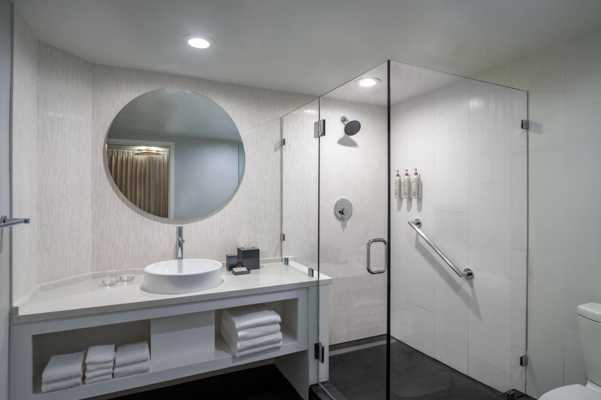 Quarto com cama queen-size, sofá-cama e vista da cidade - Andar alto
